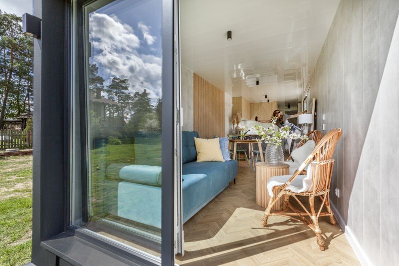 Domek – wnętrze przez przeszklenie