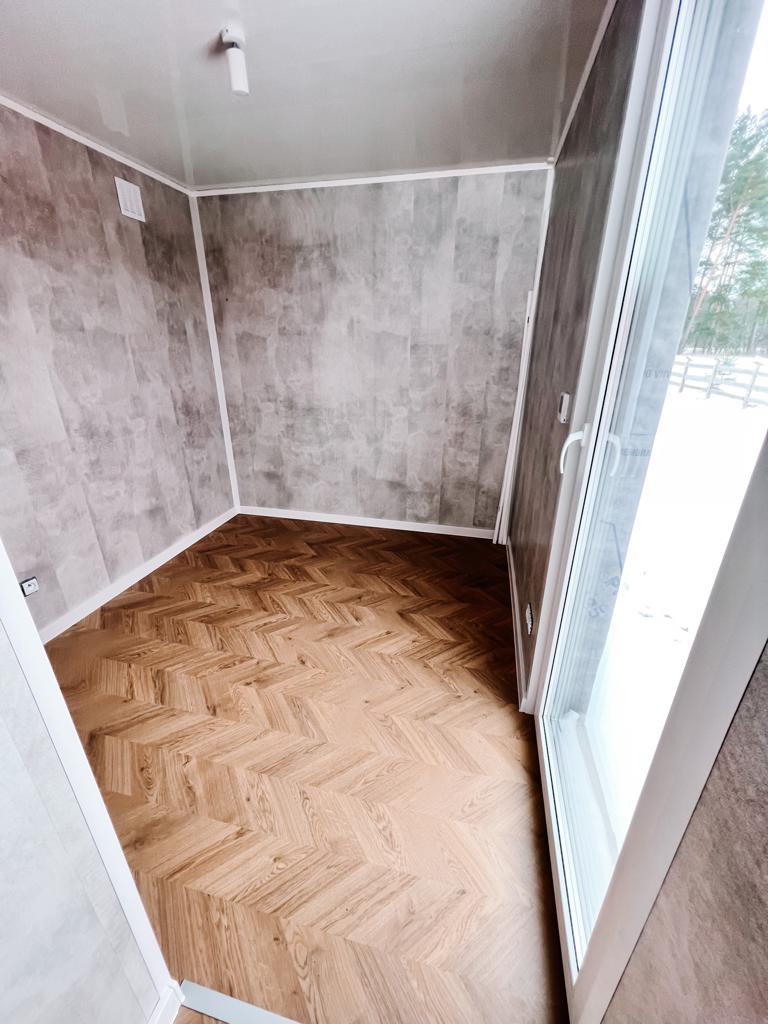 Domek – wnętrze z parkietem