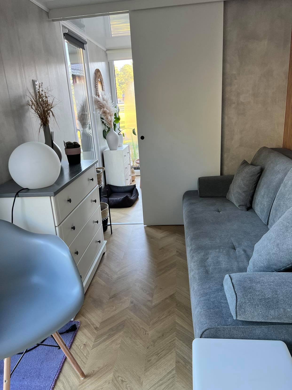 Domek – salon z kanapą