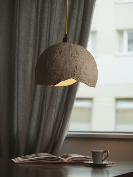 Lampa wisząca z papieru Mache, w kolorze Beżowym.